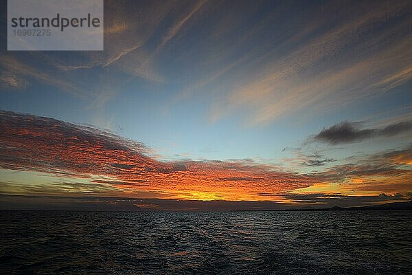 Abendrot mit Wolken über dem Pazifik  Puerto Egas  James Bay  Insel Santiago  Galapagos  Ecuador  Südamerika