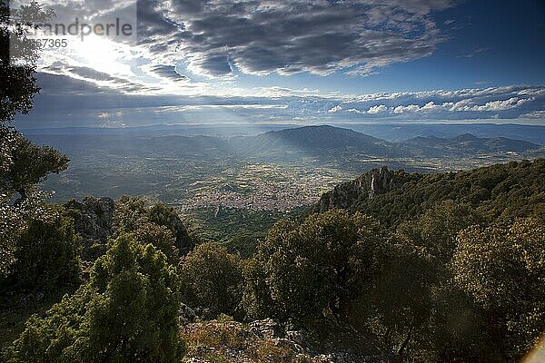 Blick auf Oliena mit Berg Supramonte  Sardinien  Italien  Europa