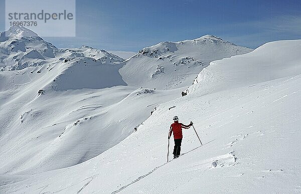 Skifahrer blickt auf verschneites Gelände  Skigebiet Trois Vallees  Haute Savoie  Frankreich  Europa