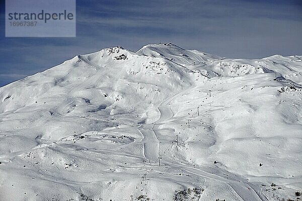 Blick auf den Gipfel La Masse mit Skipisten  Les Menuires  Skigebiet Trois Vallees  Haute Savoie  Frankreich  Europa