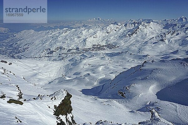 Blick vom Gipfel des Cime de Caron über das Skigebiet von Val Thores  hinten Mont Blanc Val Thorens  Skigebiet Trois Vallees  Haute Savoie  Frankreich  Europa