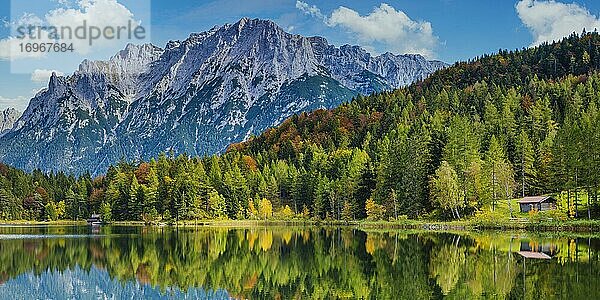 Lautersee  bei Mittenwald  dahinter das Karwendelgebirge  Werdenfelser Land  Oberbayern  Bayern  Deutschland  Europa