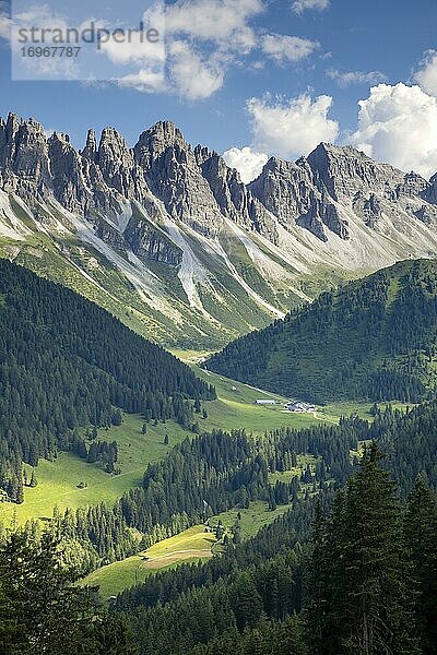 Die Kalkkögel  davor die Kemater Alm  Stubaier Alpen  Tirol  Österreich  Europa