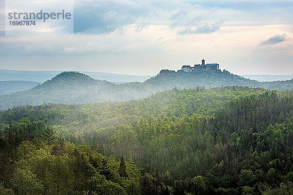 Aussicht vom Rennsteig über den Thüringer Wald zur Wartburg  Morgennebel steigt auf  bei Eisenach  Thüringen  Deutschland  Europa