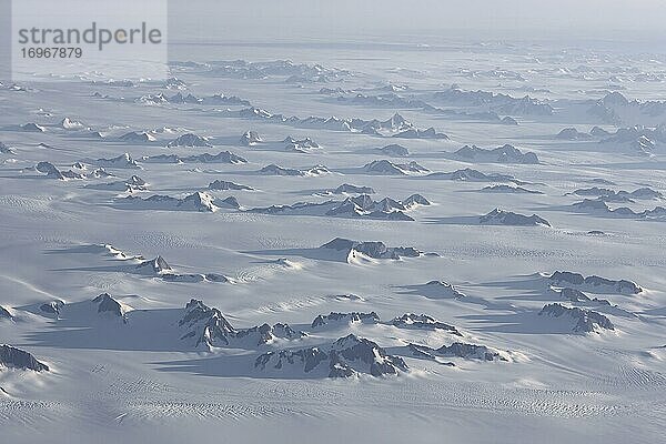 Luftaufnahme  Inlandeis  Eisschild mit vergletscherten Gebirgszügen  Grönland  Nordamerika