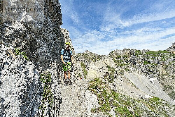 Bergsteiger an einem gesicherten Klettersteig  Mittenwalder Höhenweg  Karwendelgebirge  Mittenwald  Bayern  Deutschland  Europa