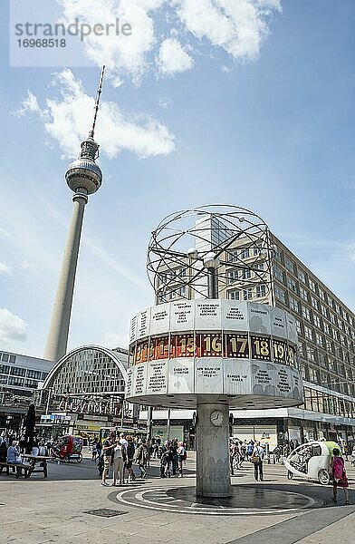 Alexanderplatz  Urania Weltzeituhr und Berliner Fernsehturm  Mitte  Berlin  Deutschland  Europa