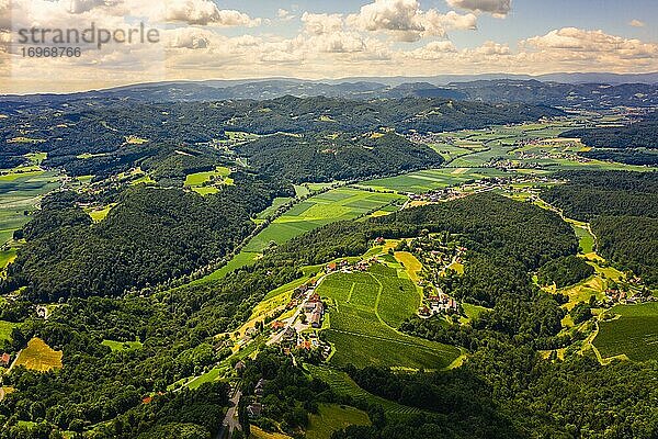 Luftbild  Panorama  grüne Hügellandschaft mit Weinbergen  Wäldern und Wiesen  Kitzeck im Saustal  Österreich  Europa