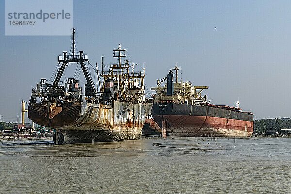 Riesige Containerschiffe bereit zum Abwracken  Chittagong Ship Breaking Yard  Chittagong  Bangladesch  Asien