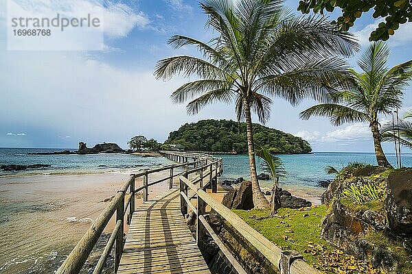 Langer Holzsteg im Bom Bom Resort  Unesco-Biosphärenreservat  Principe  São Tomé und Príncipe  Atlantischer Ozean