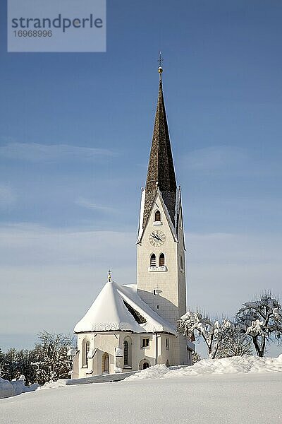 Pfarrkirche St. Martin in Gnadenwald im Winter  Gnadenwald  Tirol  Österreich  Europa