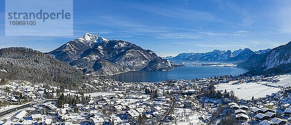 Sankt Gilgen am Wolfgangsee mit Schafberg  Winterlandschaft  Drohnenaufnahme  Salzkammergut  Land Salzburg  Österreich  Europa