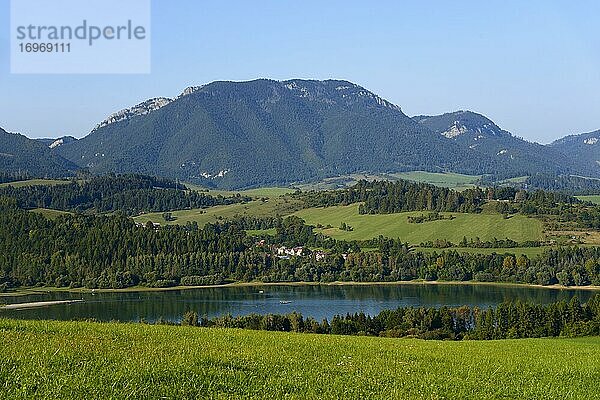 Blick auf Berglandschaft mit Liptauer Stausee oder Liptovska Mara bei Bobrovnik  Region Liptov  Slowakei  Europa