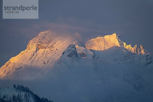 Kleiner und Großer Bettelwurf im Winter  bei Sonnenaufgang  Karwendelgebirge  Terfens  Tirol  Österreich  Europa