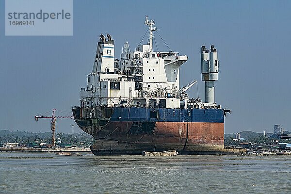 Riesiges Containerschiff bereit zum Abwracken  Chittagong Ship Breaking Yard  Chittagong  Bangladesch  Asien