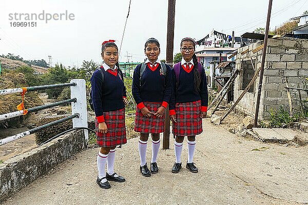 Schulkinder in Uniform  Sohra oder Cherrapunjee  Meghalaya  Indien  Asien