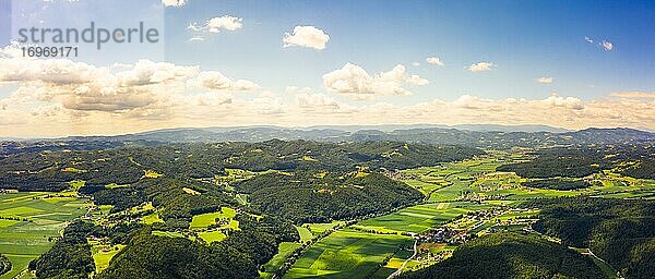 Luftbild  Panorama  grüne Hügellandschaft mit Wäldern und Wiesen  Kitzeck im Saustal  Österreich  Europa