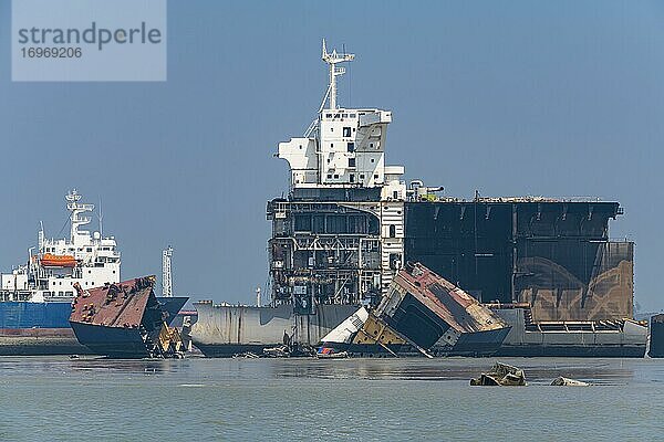 Riesige Containerschiffe bereit zum Abwracken  Chittagong Ship Breaking Yard  Chittagong  Bangladesch  Asien