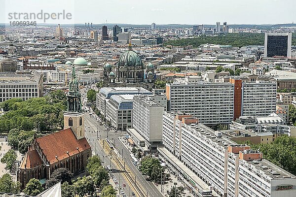 Ausblick auf St. Marienkirche und Berliner Dom mit Bundesstraße  Mitte  Berlin  Deutschland  Europa