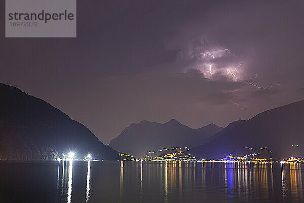 Ein Gewitter über dem Sulzano-See  Italien