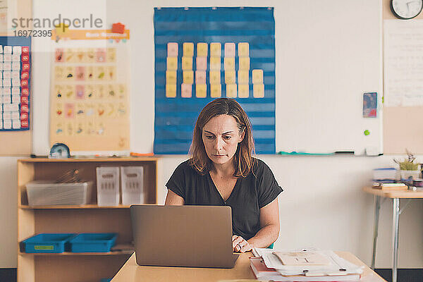 Grundschullehrerin bei der Arbeit an ihrem Laptop.