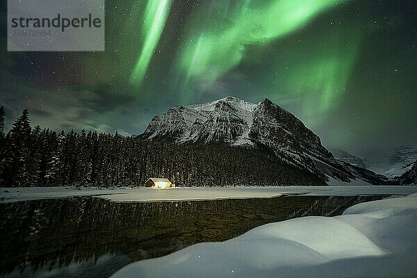 Aurora Borealis am Lake Louise im Winter im Banff National Park