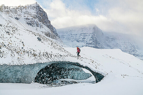 Bergsteiger erklimmt Eishöhle am Icefields Parkway