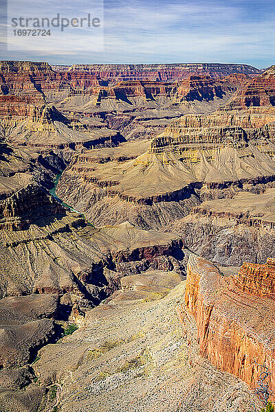 Idyllische Aufnahme des Grand Canyon entlang der Hermit Road an einem sonnigen Tag  Grand Canyon National Park  Arizona  USA