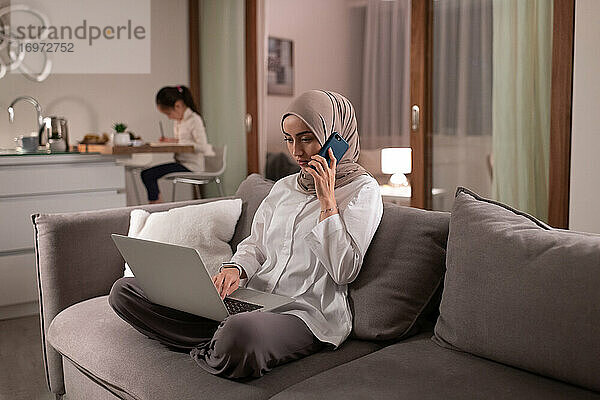 Muslimische Mutter arbeitet zu Hause