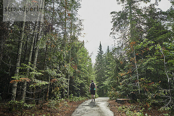 Wanderin auf einem Pfad im Mauricie National Park