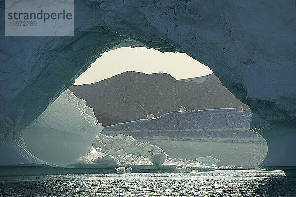 Blick durch einen Bogen in einem großen Eisberg  Ostgrönland