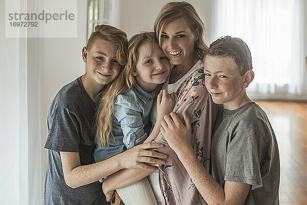 Familienporträt der schönen Familie mit roten Haaren lächelnd im Studio