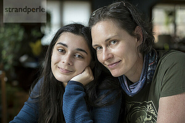 Nahaufnahme von Mutter und hübscher Teenager-Tochter  die in die Kamera lächeln