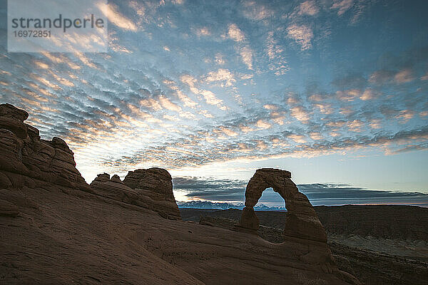 empfindlicher Bogen im Arches National Park bei Sonnenaufgang in der Nähe von Moab Utah