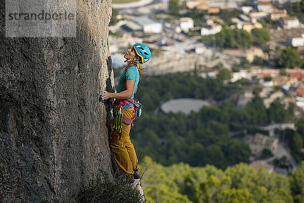 Felskletterin im Olta-Gebirge  Calpe  Costa Blanca  Provinz Alicante  Spanien