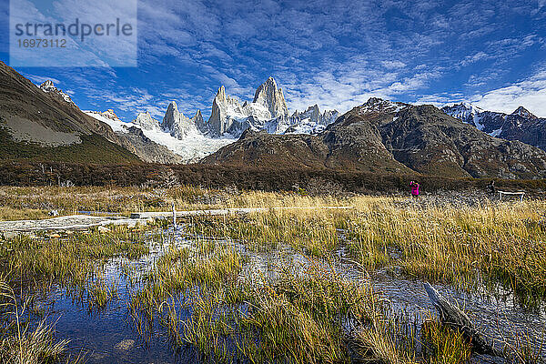 Tourist fotografiert den Berg Fitz Roy  El Chalten  Nationalpark Los Glaciares  Patagonien  Argentinien