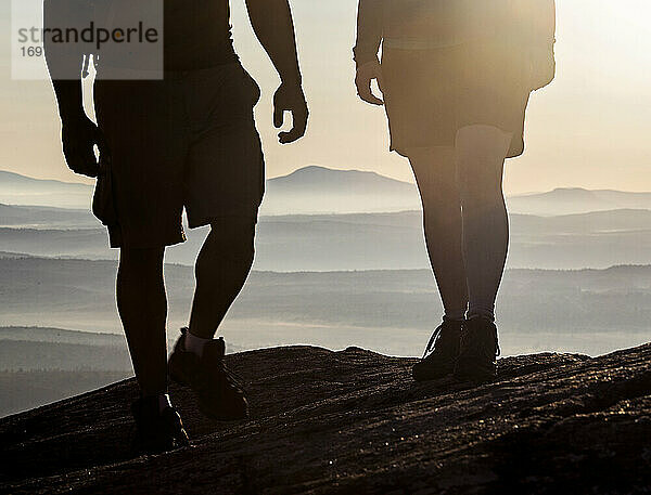 Silhouette von zwei Wanderern mit Bergen im Hintergrund Appalachian Trail