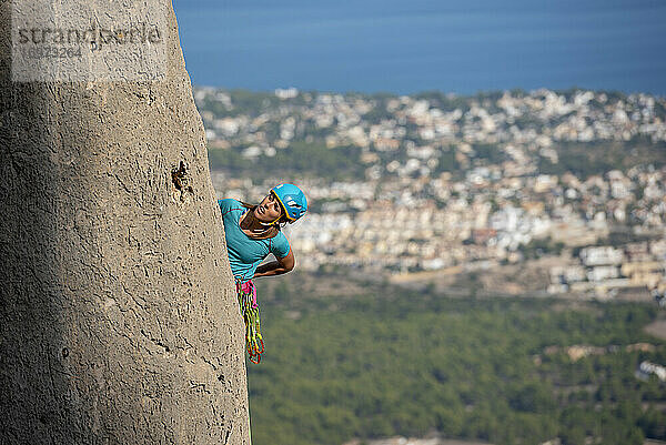 Felskletterin im Olta-Gebirge  Calpe  Costa Blanca  Provinz Alicante  Spanien