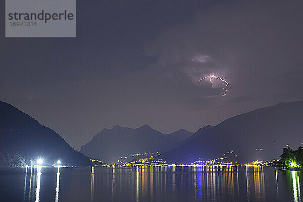 Ein abendliches Gewitter  das sich über dem Lago D'Iseo in Italien zusammenbraut