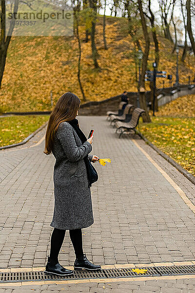 einsame junge Frau im Freien im Park