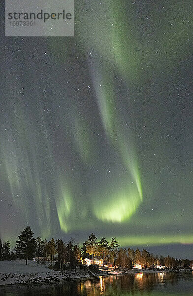 Polarlicht Korona  die den gesamten Nachthimmel bedeckt