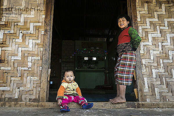 Zwei Jungen an der Türschwelle ihres Hauses mit Bambuswänden  Hsipaw  H