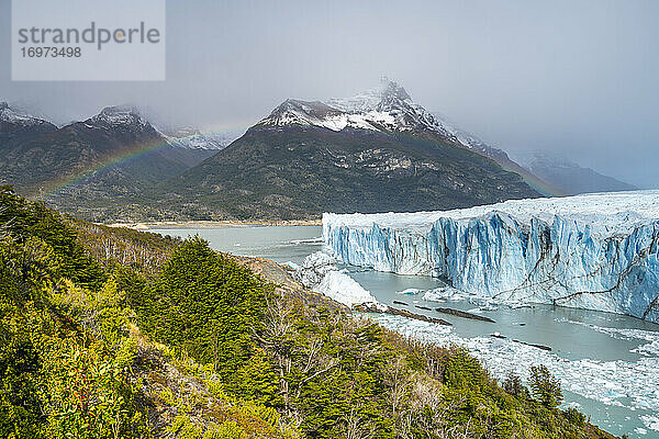 Idyllischer Blick auf den Regenbogen über dem Perito-Moreno-Gletscher  Patagonien  Argentinien