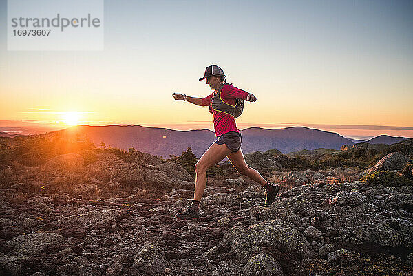 Frau beim Laufen in den White Mountains bei Sonnenaufgang im Sommer