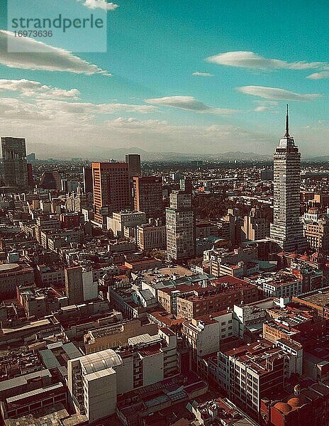 Vertikale Straßenansicht vom Stadtzentrum von Mexiko-Stadt