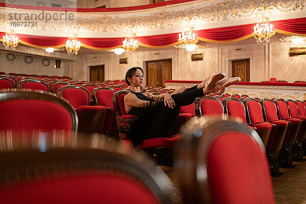 Ballerina wartet auf Vorstellung im Theater