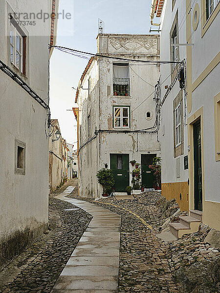 Alte  mit Kopfsteinpflaster gesäumte Dorfstraße in Castelo De Vide