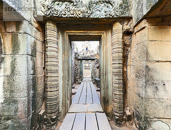 Uferpromenade bei den antiken Ruinen von Angkor Wat