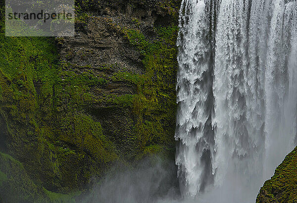 der majestätische Wasserfall Skogarfoss im Süden Islands