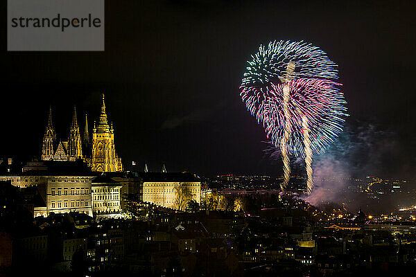 Prager Burg mit Feuerwerk während der nächtlichen Neujahrsfeier  Prag  Tschechische Republik